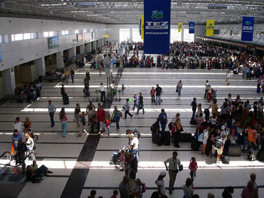 Hollandalı turist, Antalya Havalimanı'nda intihar etti...